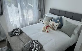 Modern 3-Bed Hideaway Near Westgate With Parking